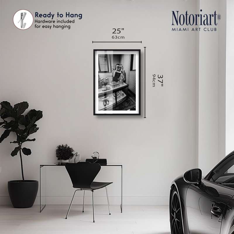 «Peaking Shadowbox» par Notoriart, H 37 po x l 25 po, Noir