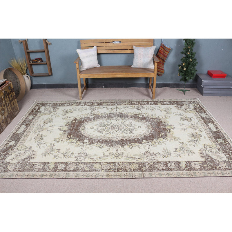 Le tapis turc rétro offre une touche élégante et unique à votre décor de salon ou de chambre à coucher