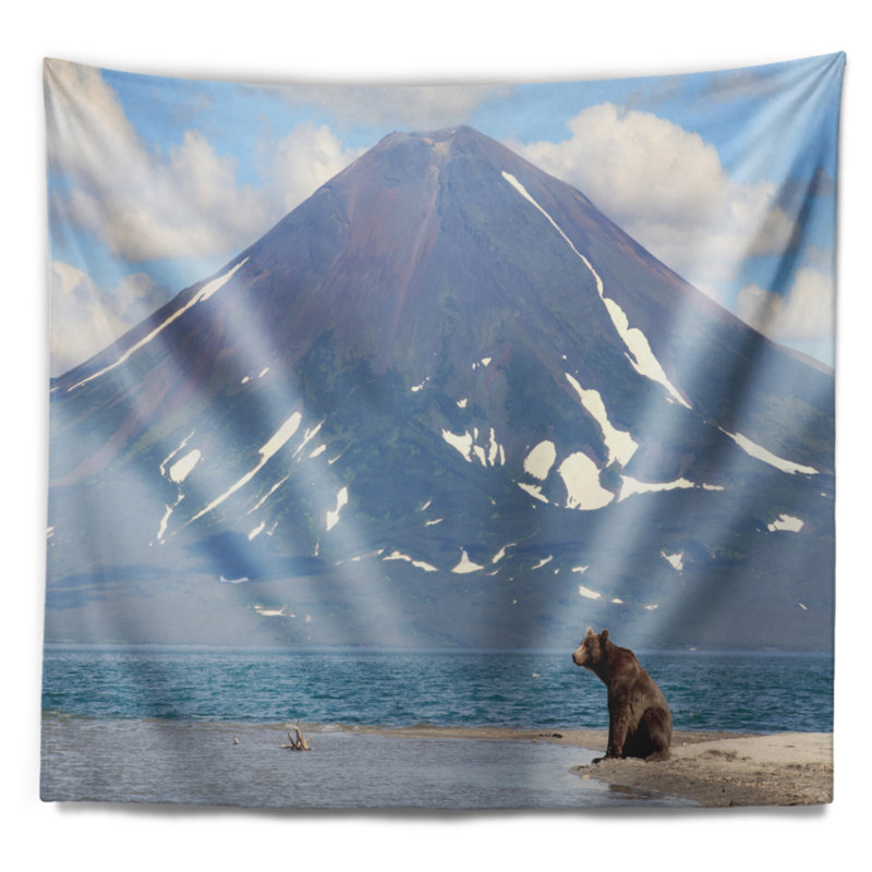 Grand ours devant la tapisserie du volcan, H 78 po x l 92 po