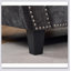 Luxueux canapé modulaire en chenille avec accoudoirs roulés et rivets, parfait pour les réunions confortables et élégantes.