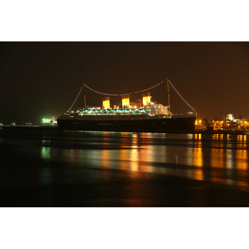 Queen Mary at Night par Ekash, H 24 po x l 36 po