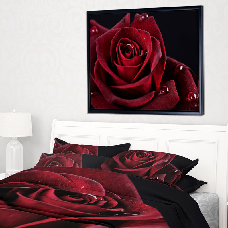 «Red Rose with Raindrops on Black», reproduction d'impression sur toile tendue, H 16 po x l 32 po x P 1 po