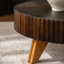 Table basse rétro 35,4 po, brune. Avec pieds en bois massif et fines. Pour le café, les livres et la décoration. Fournie avec une décoration élégante de 35,4 po. Disponible-1429522413-1429522412