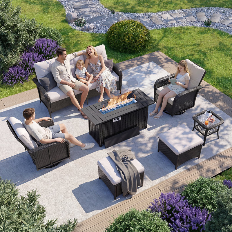 Ensemble de patio extérieur en osier 7 pièces avec table foyer de 44 po et chaises pivotantes, Beige, Black