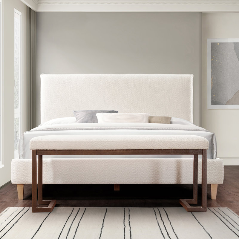 Banc rembourré Pelcle en blanc perle Boucle - Confortable ajout de chambre à coucher en métal et crème de style contemporain
