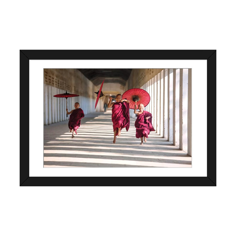 « three monks running, birmanie » par matteo colombo, impression sur toile, Papier avec cadre noir, Blanc