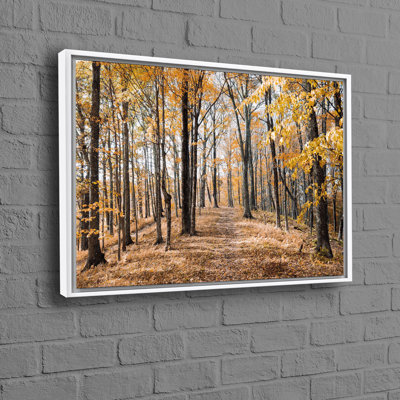 Art mural sur toile encadré d'inspiration automnale avec une interprétation moderne d'un paysage d'arbre, parfait pour ajouter une touche tendance et campagnarde à votre décor