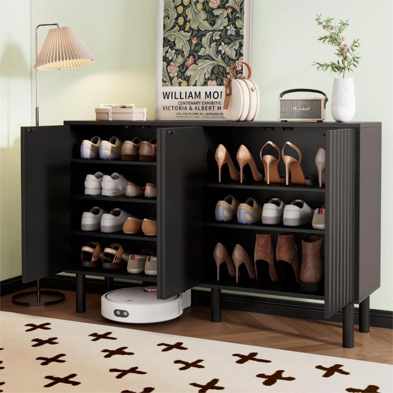 Armoire à chaussures 55,1 x 13,7 po minimaliste avec 5 pieds en bois massif, buffet de style crème avec portes cannelées, grande armoire de rangement à 4 portes avec tablettes réglables