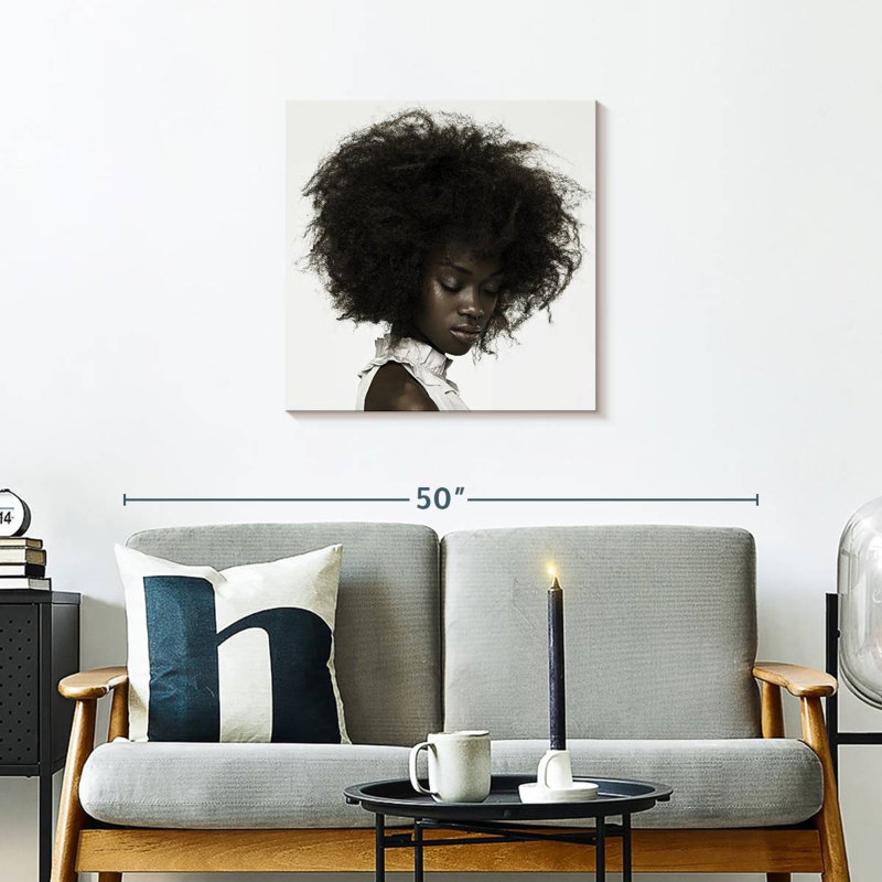 Leisha, femme aux cheveux bouclés, H 24 po x l 24 po