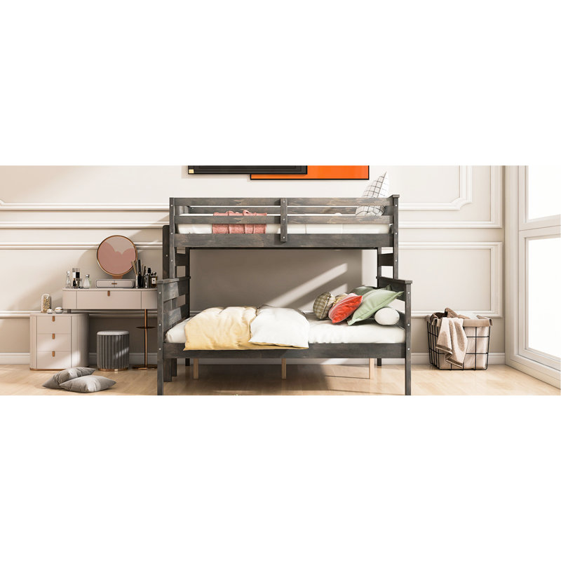 Lit simple superposé au-dessus de grand lit en bois gris - idéal pour l'organisation de la chambre à coucher offrant un environnement stable et paisible