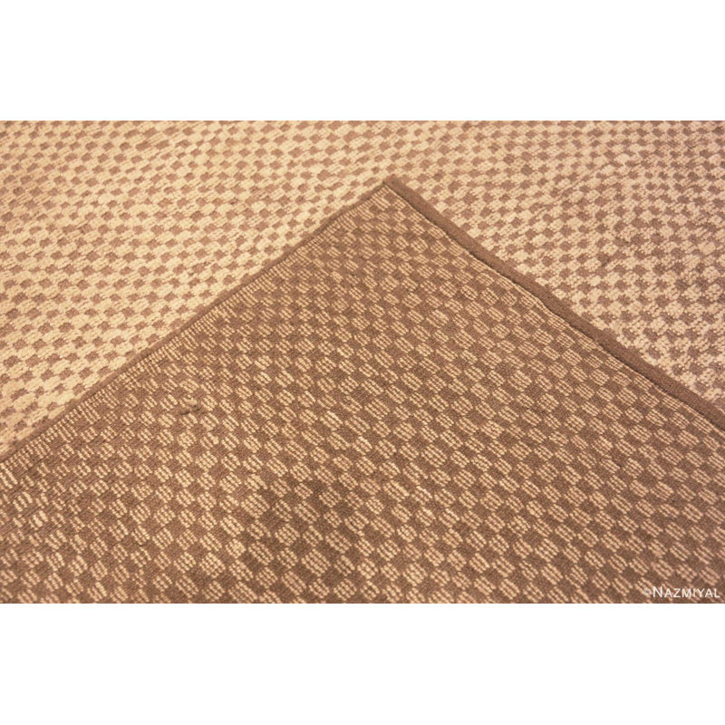 Tapis unique d'aspect central moderne de couleur neutre One-of a Kind