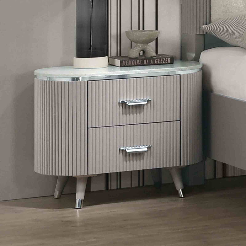 Table de chevet contemporaine gris clair avec dessus en pierre et poignées chromées | Idée de cadeau