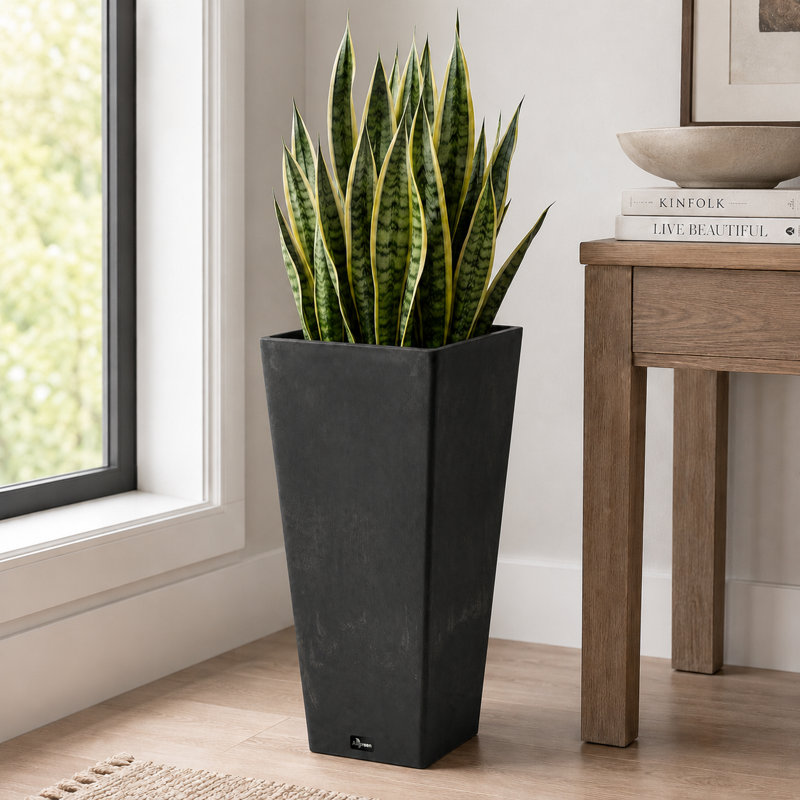 Jardinière carrée intérieure / extérieure 24 po Valencia avec plateau réservoir d'eau, Noir
