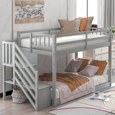 Lit superposé moderne au-dessus d'un lit simple avec échelle et meubles de chambre à coucher avec rangement