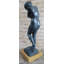 EVE par Auguste Rodin (1880), statue en bronze réplique de la sculpture de la patine verte sur une base en marbre brun clair