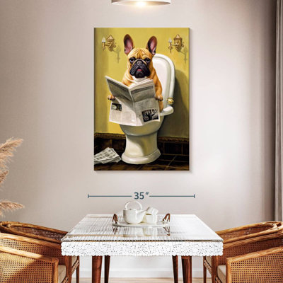 Bouledogue sur une toilette