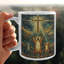 Tasse amusante de chat qui prie Jésus