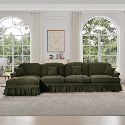 Canapé modulaire classique à trois places en forme de L avec accoudoirs évasés et volants amovibles, jupes plissées et pieds fuselés, canapé à quatre places en chenille confortable avec repose-pieds mobile