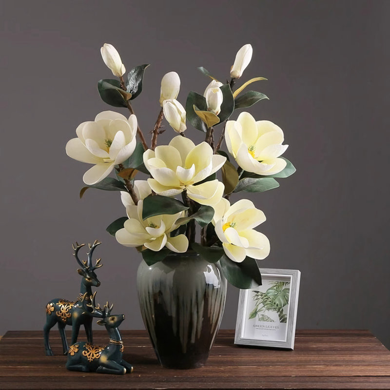 Décoration de fleurs simulées