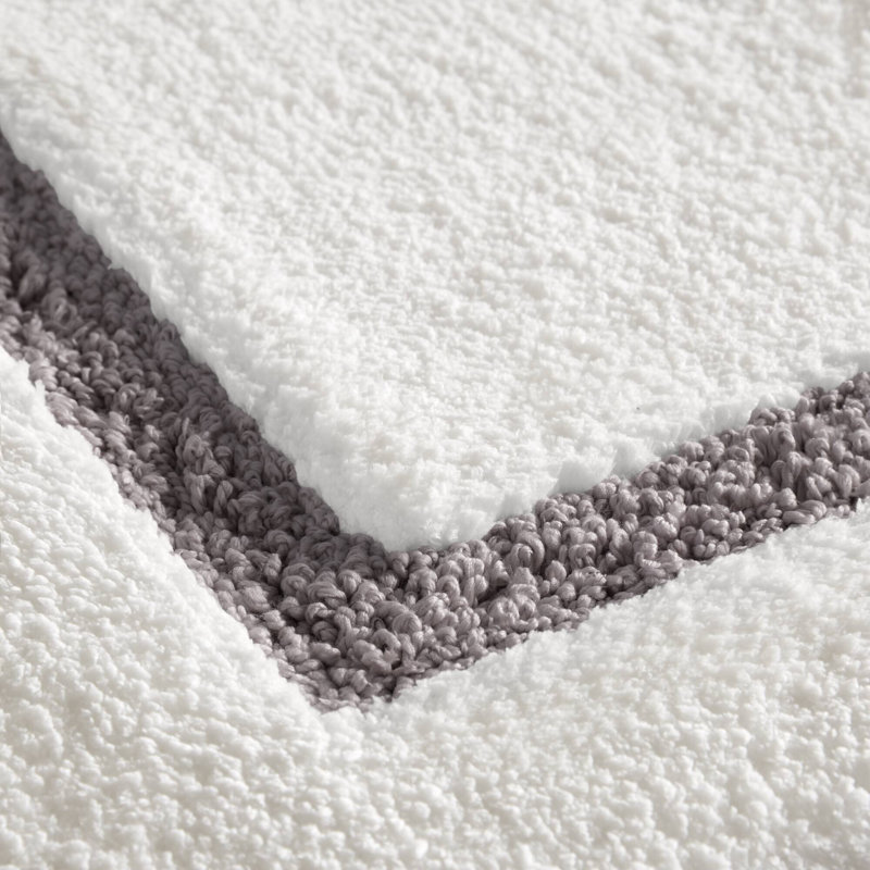 Tapis pour salle de bain Roan Border, L 32 po x l 20 po, Blanc / Gris