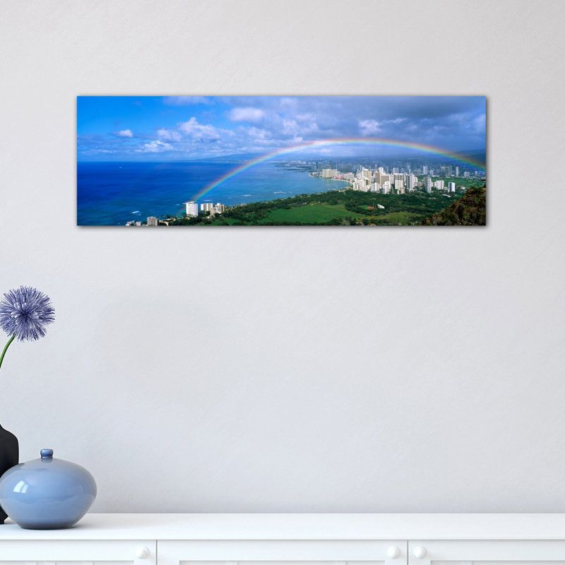 «Rainbow Over A City, Waikiki, Honolulu, Oahu, Hawaii» par Panoramic Images - reproduction d'art sur toile, Cadre noir