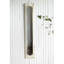Grand miroir de plancher arqué avec cadre en bois blanc vieilli, parfait pour les intérieurs rustiques et traditionnels, et pour rehausser l'espace.