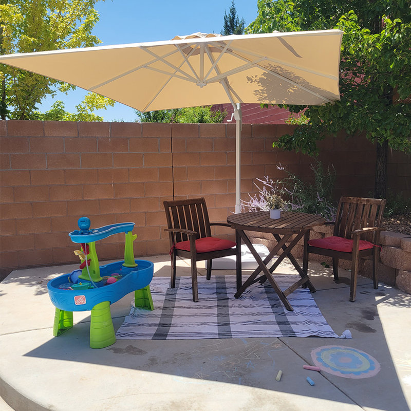 Parasol carré en porte-à-faux 9 pi avec base et rotation à 360 ° Ronak, Beige, L 108 po x P 108 po