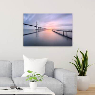 Pont tranquille au coucher du soleil