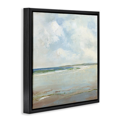 Plage éloignée avec nuages