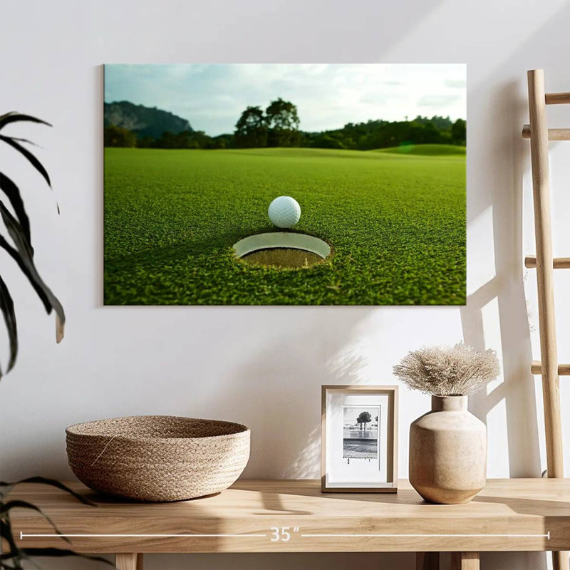 Balle de golf Sireci près du trou, H 16 po x l 24 po