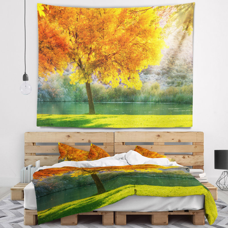 Magnifique saison d’automne en tapisserie forest, H 32 po x l 39 po