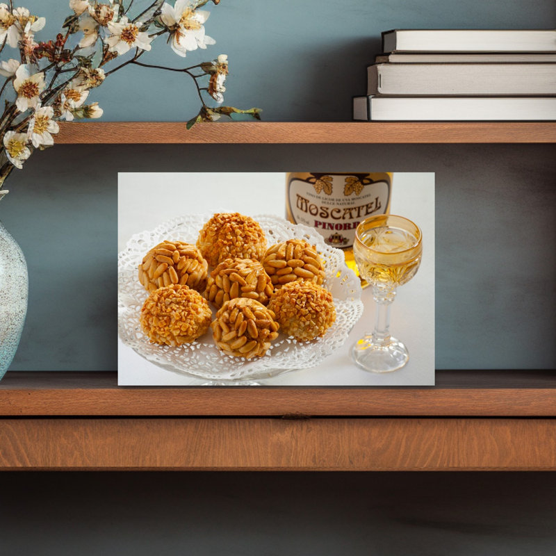 Assiette de panellets avec un muscat, art mural pin traditionnel de Barcelone, Catalogne, Espagne, H 12 po x l 18 po