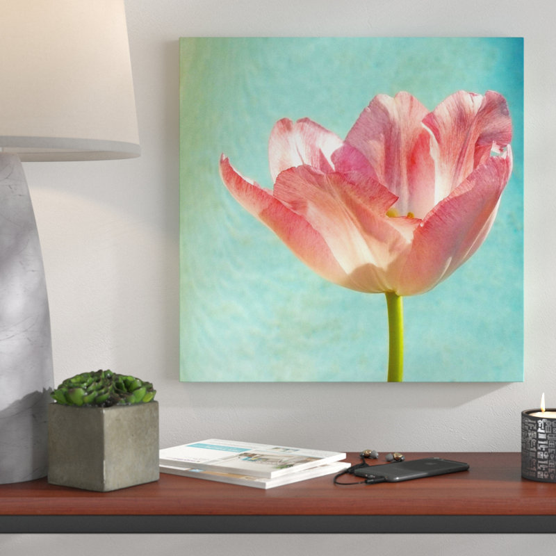 «Pink Tulip», reproduction de photo, H 28 po x l 28 po x P 1,5 po, Toile tendue