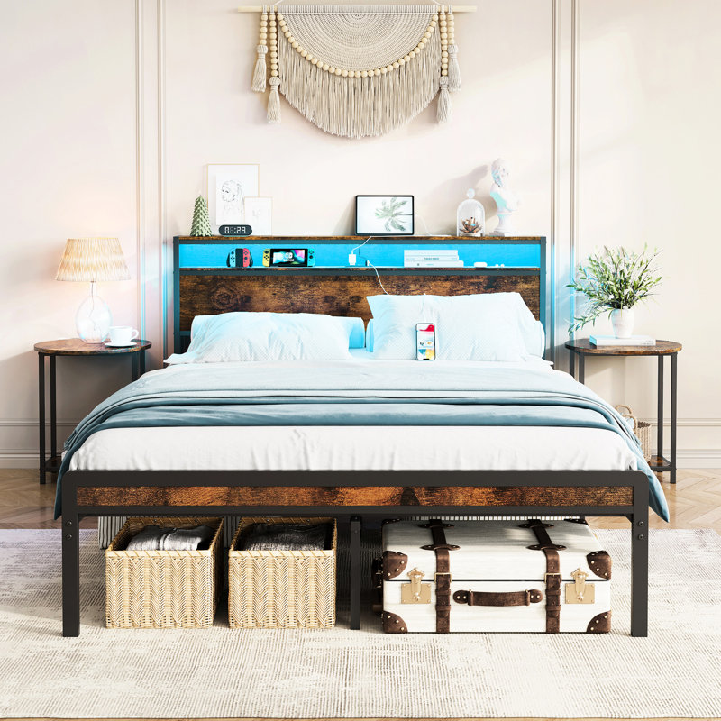 Structure de lit double avec éclairage à DEL, 2 ports et finition brun antique - cadre en fer, glissade pour matelas, tête de lit à installation rapide, lattes en acier robustes, ne craque pas, facile à assembler
