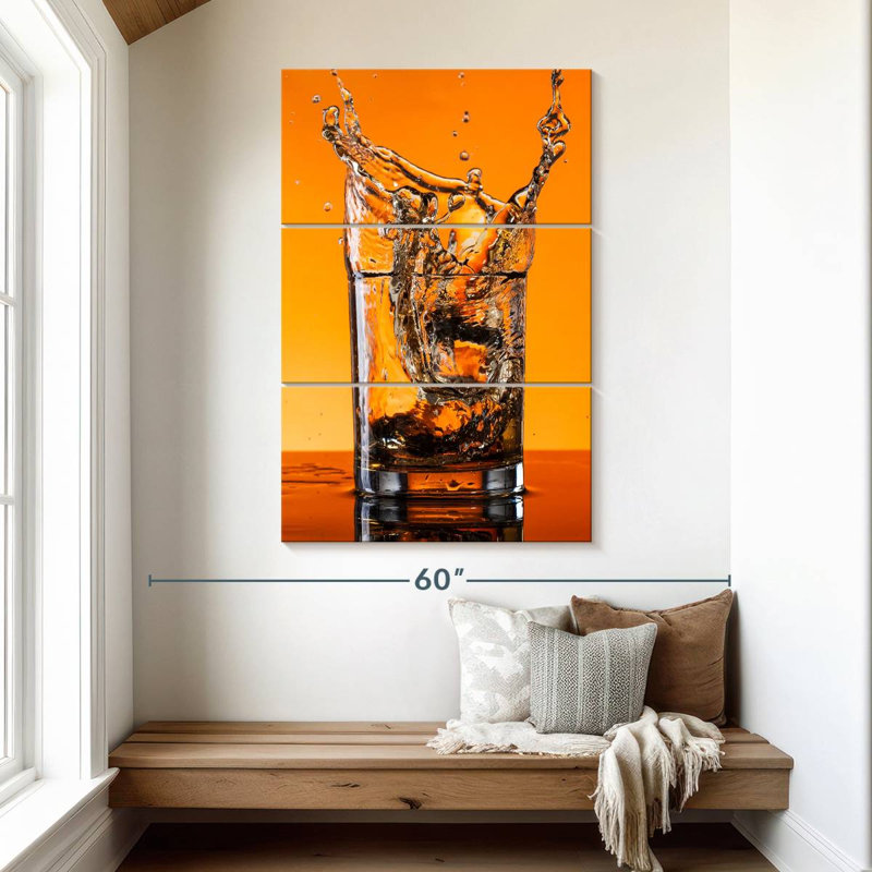 Whisky éclaboussant dans un verre, H 50 po x l 32 po