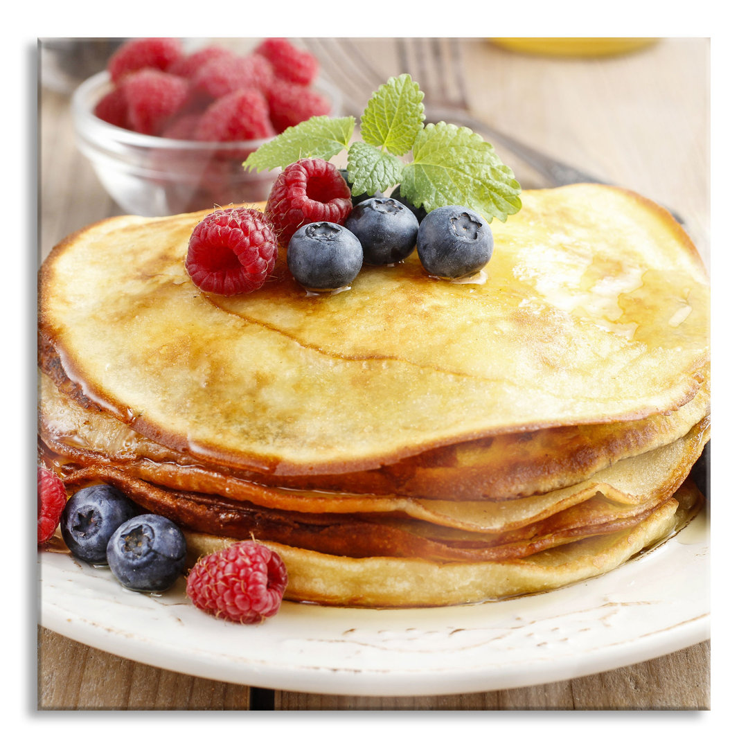 Glasbild "Süße Pfannkuchen mit Beeren"