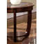Table de bout cerisier foncé avec plateau en verre, conception ronde et tablette inférieure ouverte pour le salon | Idée de cadeau