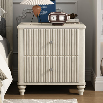 Table de chevet cannelée, table d'appoint de 21,65 po de largeur avec 3 tiroirs, table de chevet moderne en bois avec poignée en métal, table de chevet en bois pour chambre à coucher, salon, garde-robe, beige