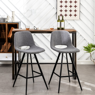 Sièges de comptoir gris à hauteur de comptoir de 28,25 po. Revêtement confortable. Pieds en métal. Repose-pieds intégrés. Tabourets 2 pièces: P 20 po x l 18,5 po. Rembourrage épais et repose-pieds intégrés pour plus de confort. H 40,81 po