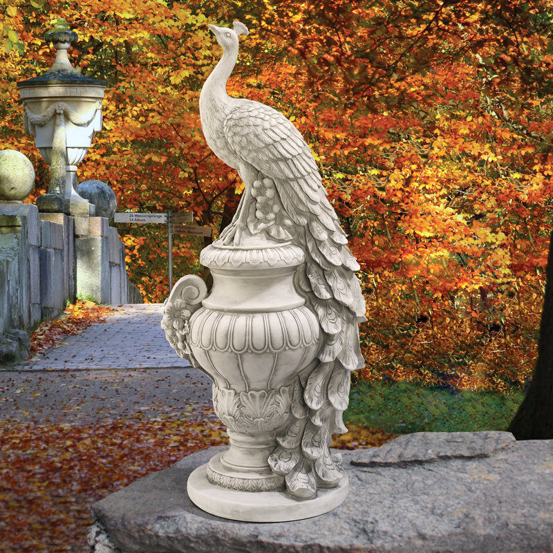 Statue de jardin paon sur une urne Castle