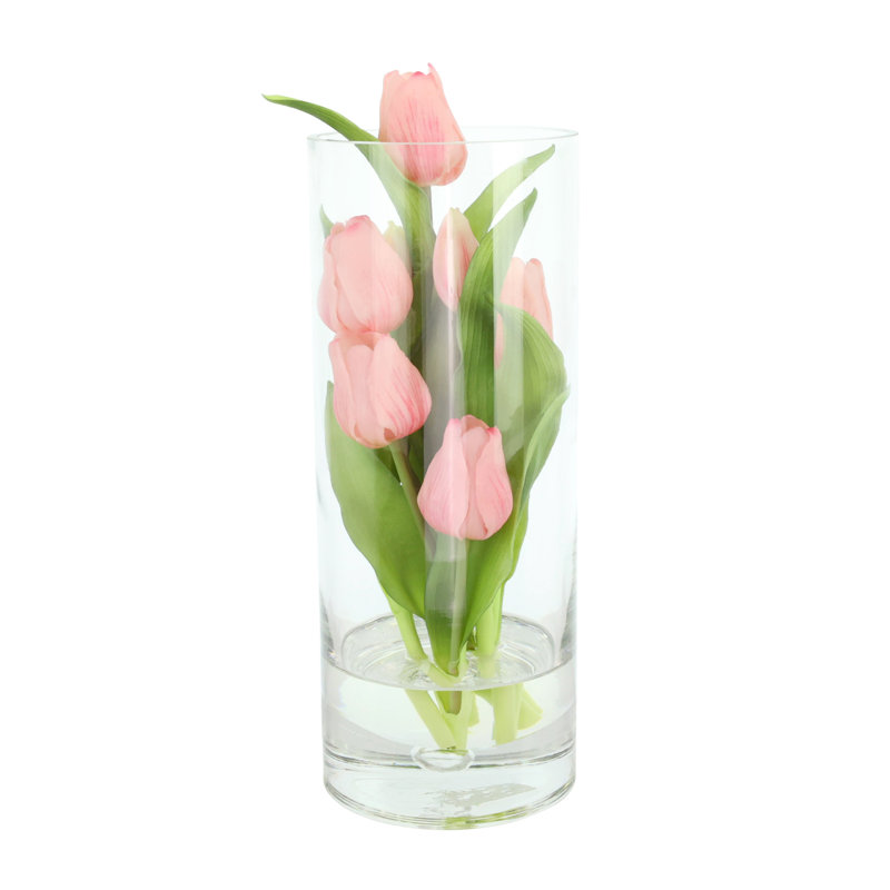 Tulipes disposées dans un vase en verre