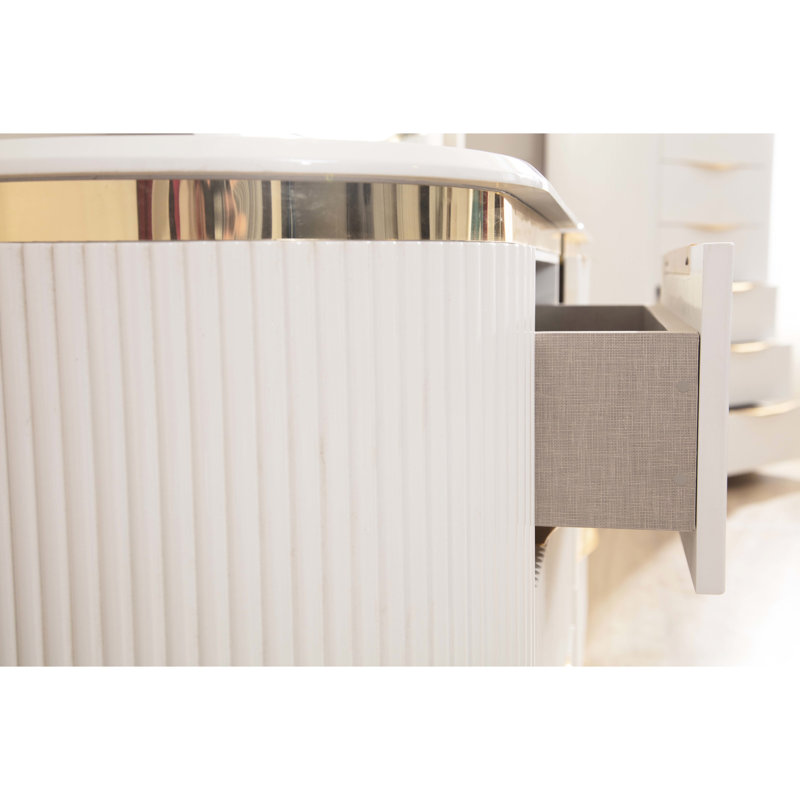 Table de chevet blanche et dorée 2 avec beaucoup de rangement pour une chambre à coucher luxueuse dans un magnifique