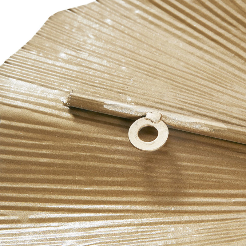 Œuvre d'art dimensionnelle en forme de feuille de ginkgo en métal doré - l 43 po x H 23,5 po x P 1,6 po, suspendue à la verticale pour une décoration intérieure en forme de trou de serrure