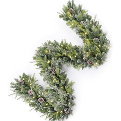 Guirlande de Noël pré-éclairée 9 pi avec 50 lumières DEL, porte de manteau d'escalier à piles pour l'intérieur et l'extérieur, style pomme de pin décorée et neige