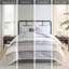 6 literie en coton double. Blanc avec accents gris. Édredon surdimensionné. Rembourrage. Jupe de lit et coussins décoratifs. Facile à entretenir, 6 pièces, blanc / gris. Rayures tissées et texturées. . Édredon, jupe, taies décoratives-121232917