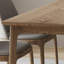 La table de salle à manger est rectangulaire simple et moderne-99481528