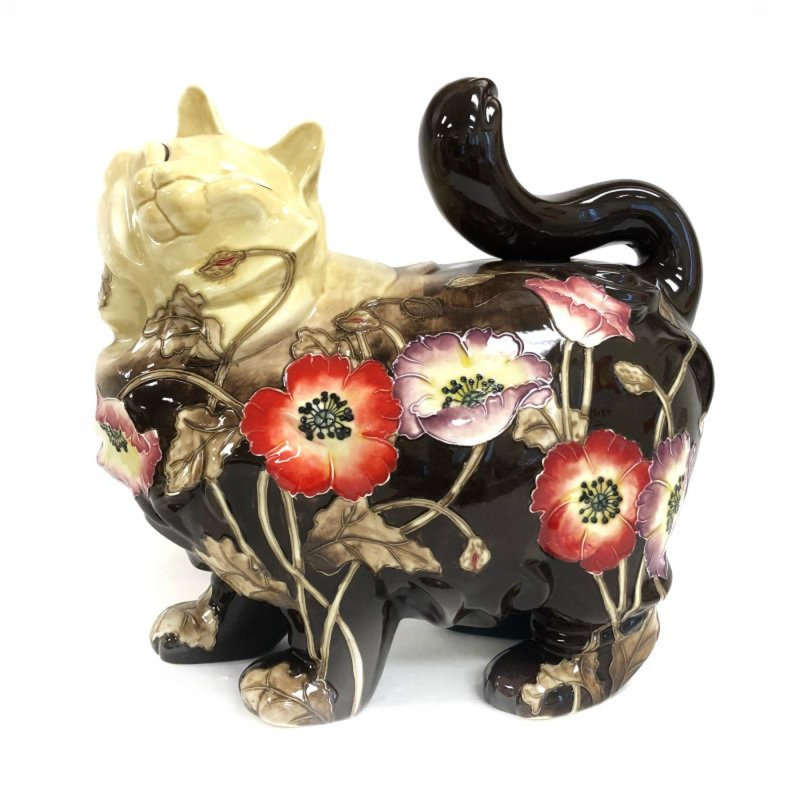 Chat avec statuette multicolore