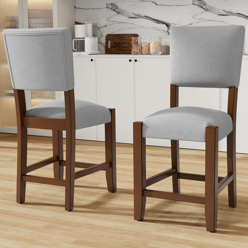 Ensemble de quatre tabourets de bar avec dossier Mid-Century modernes, revêtus de lin pour le confort, pieds en bois massif pour la durabilité, idéal pour les îlots de cuisine et les salles à manger.