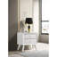 Ensemble de 3 pièces pour chambre à coucher HB, style contemporain, comprenant un lit Queen Size blanc, 2 tables de chevet et un panneau texturé ondulé.-409073888
