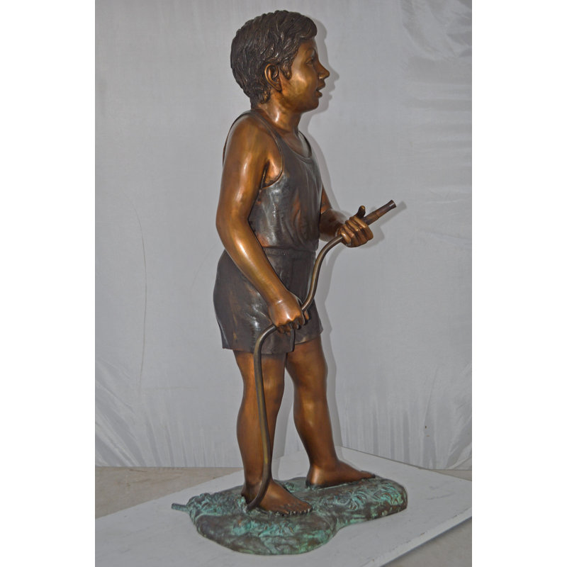Fontaine en bronze à boy boy tenant un boyau d'arrosage Berlare - Taille: L 13 po x l 20 po x H 39 po.